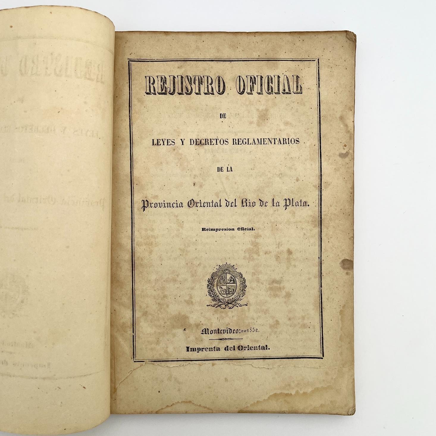 Reglamento Provisorio de Administración de Justicia para todo el Estado Oriental del Uruguay Acompañado por:
 
UN ABOGADO DEL COLEGIO DE MADRID: Instrucción sobre el modo de hacer los estractos (sic) de pleitos. 
Acompañado por: 
 
Rejistro (sic) Oficial de Leyes y Decretos reglamentarios de la Provincia Oriental del Río de la Plata