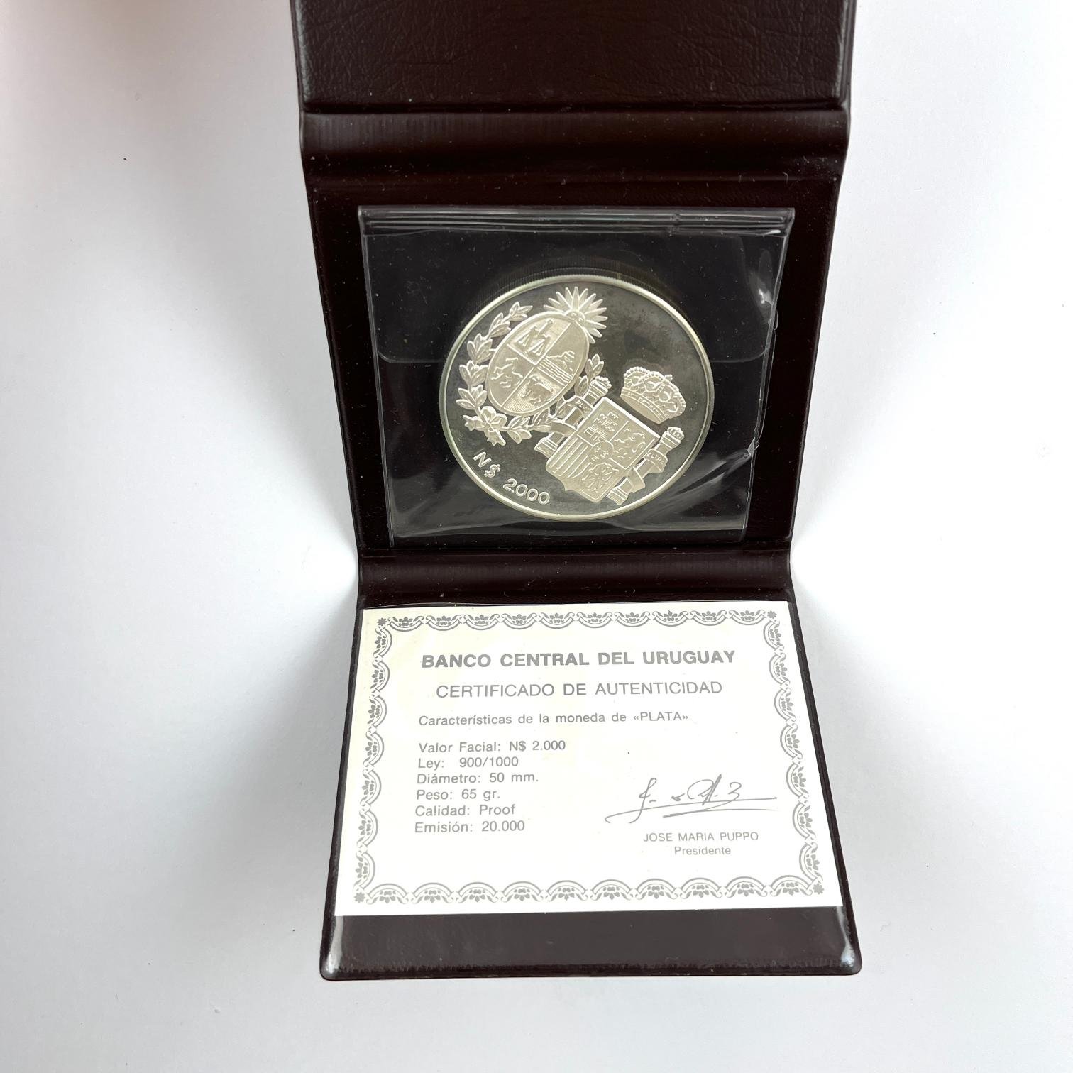 Moneda uruguaya en plata