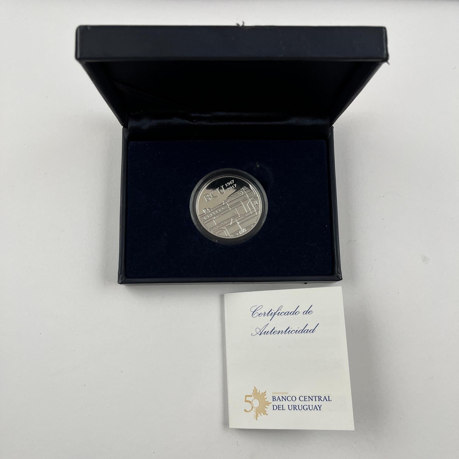 Ocho monedas uruguayas en plata