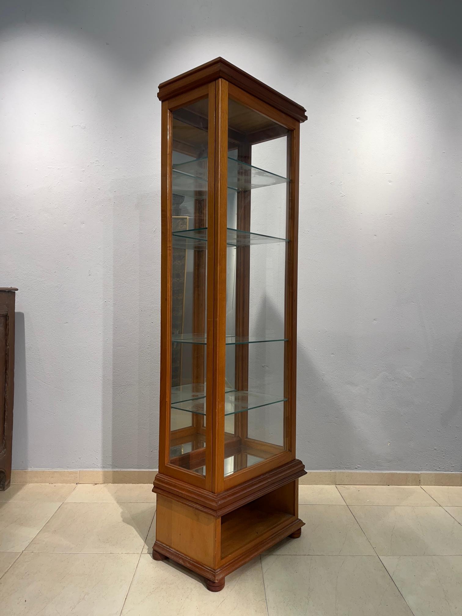 Par de vitrinas en cedro