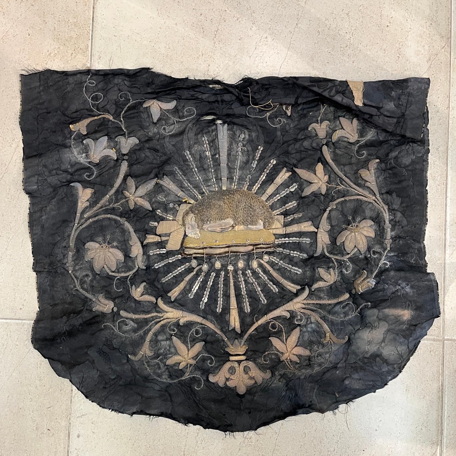 Antiguo bordado "cordero de Dios"