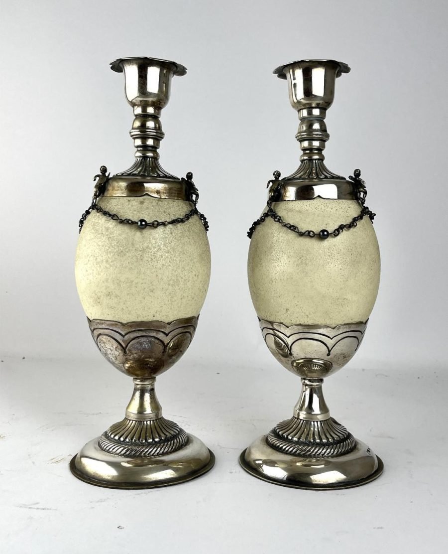 Par de candeleros en plata y huevo de avestruz