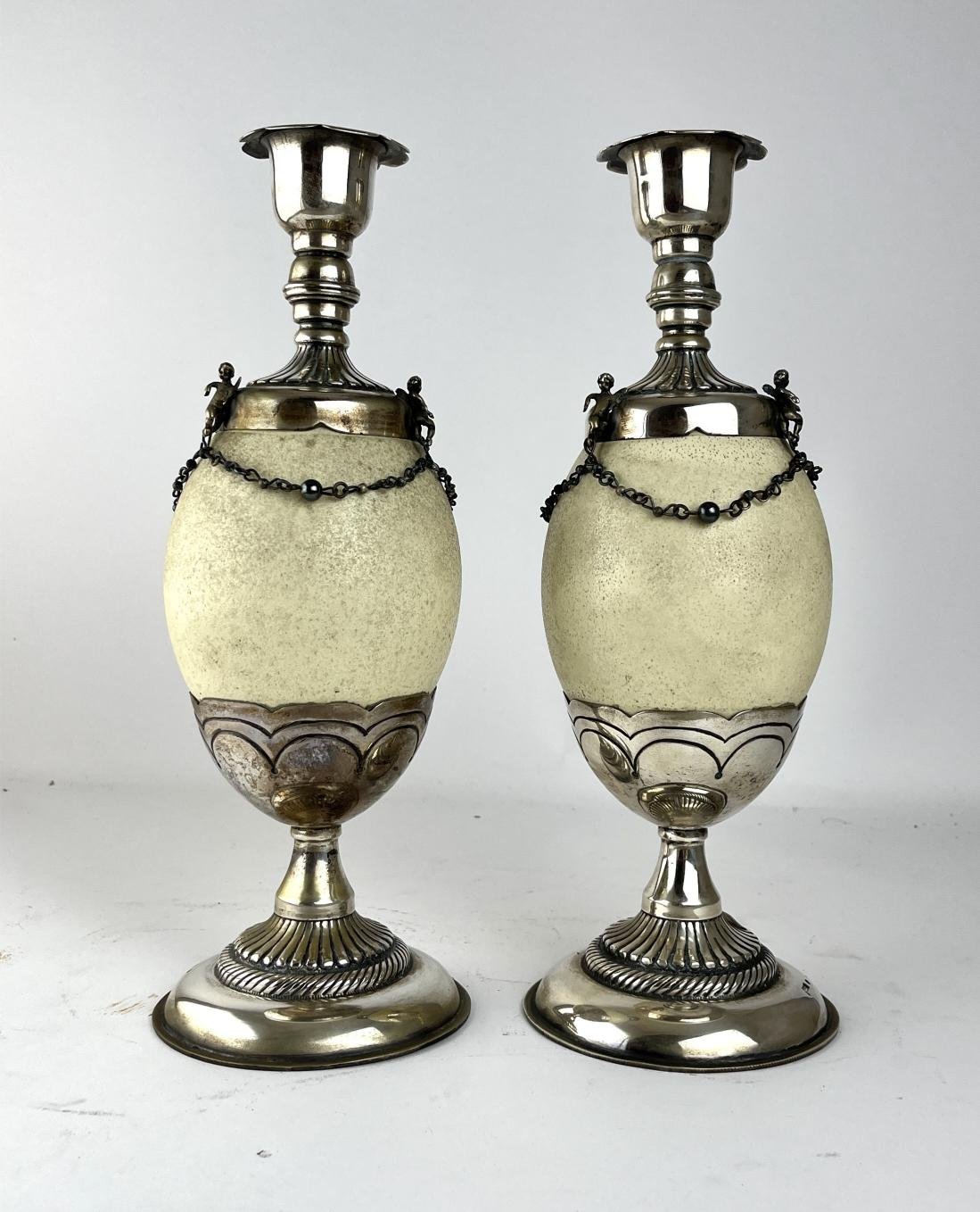 Par de candeleros en plata y huevo de avestruz