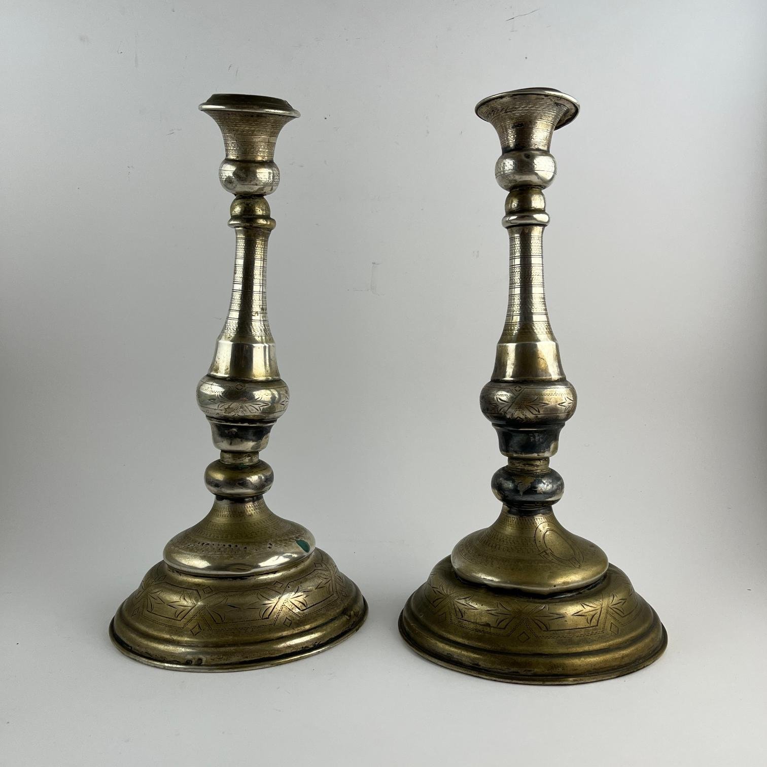 Par de candeleros austrohúngaros en plata