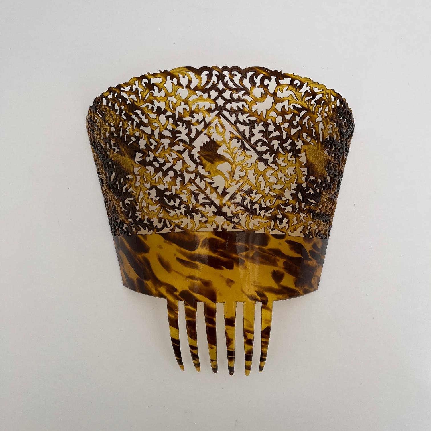 Cuatro peinetones en celuloide