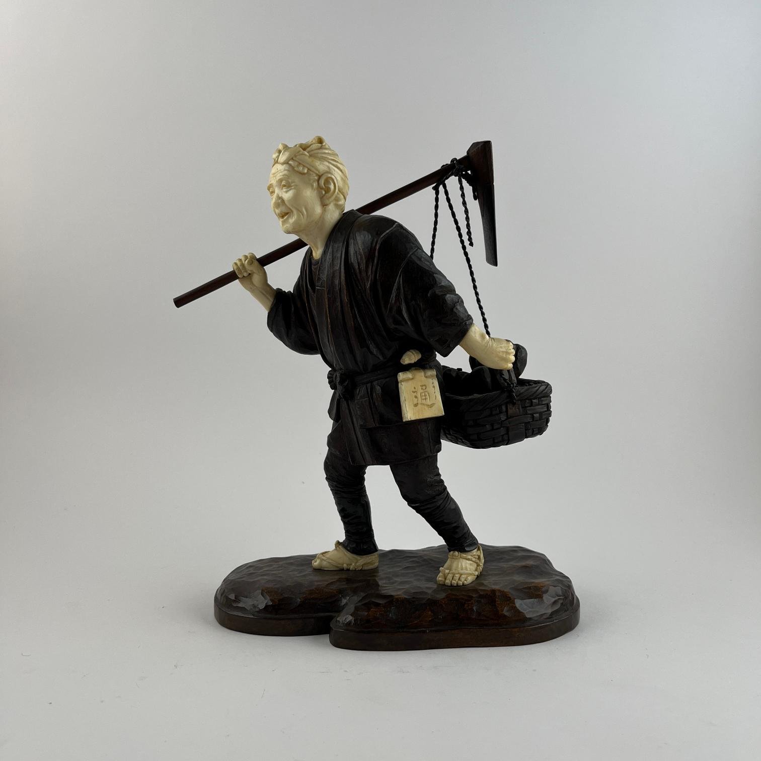 Okimono japonés en marfil "cosechador"