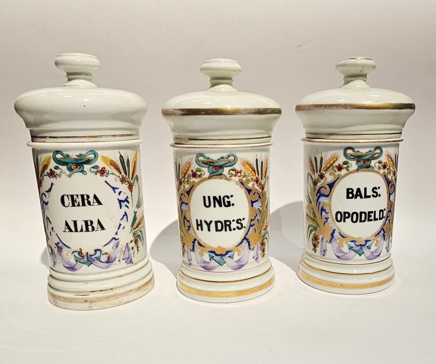 Juego de tres frascos de farmacia