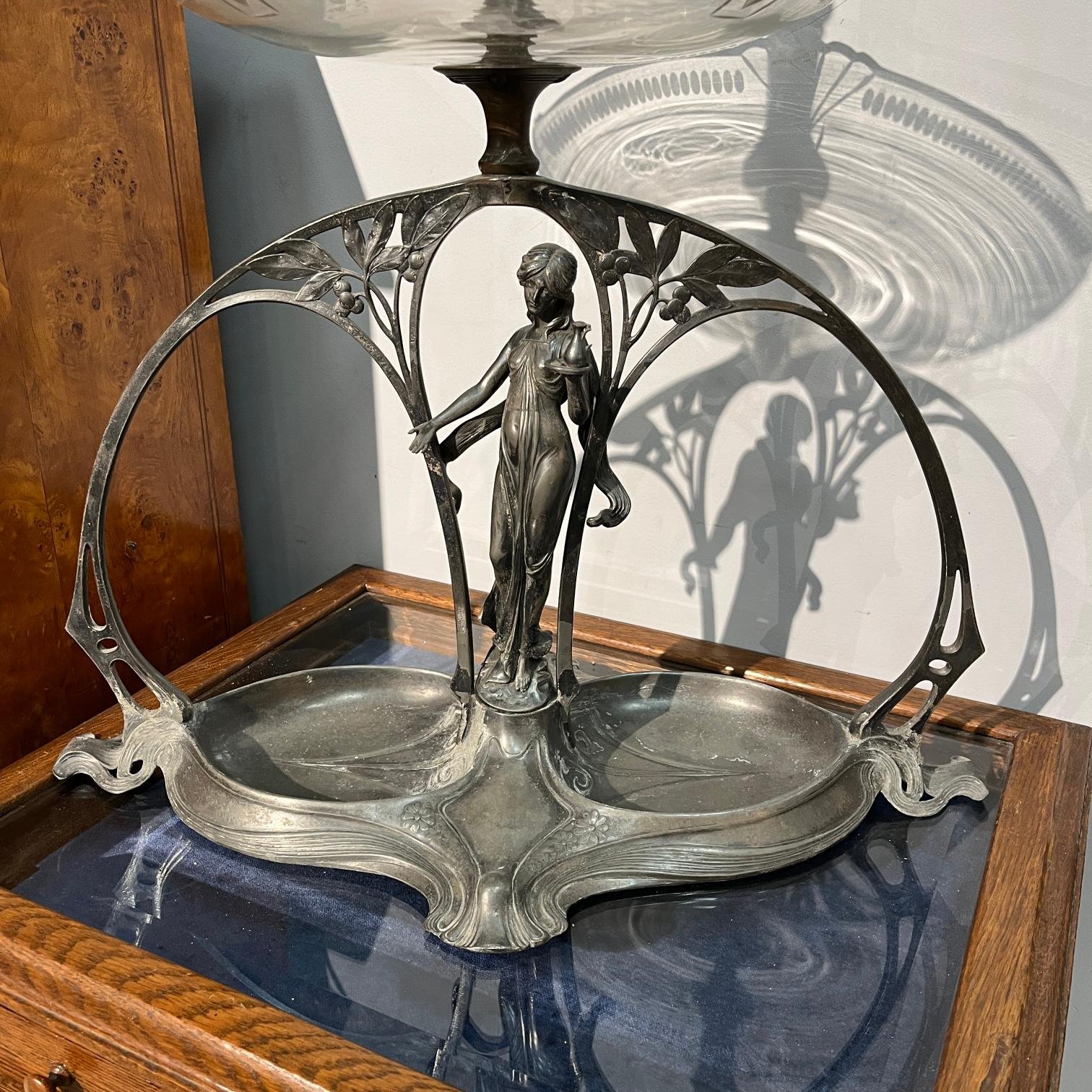 Centro de mesa art nouveau en metal plateado