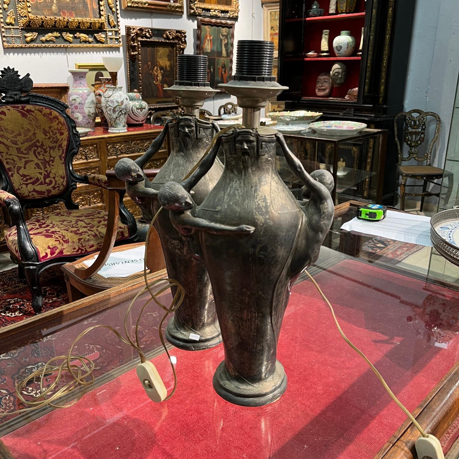 Par de lámparas art nouveau en metal plateado