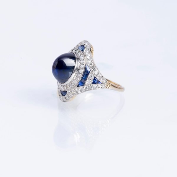 Anillo art decó oro 18 K blanco y amarillo, zafiros y diamantes