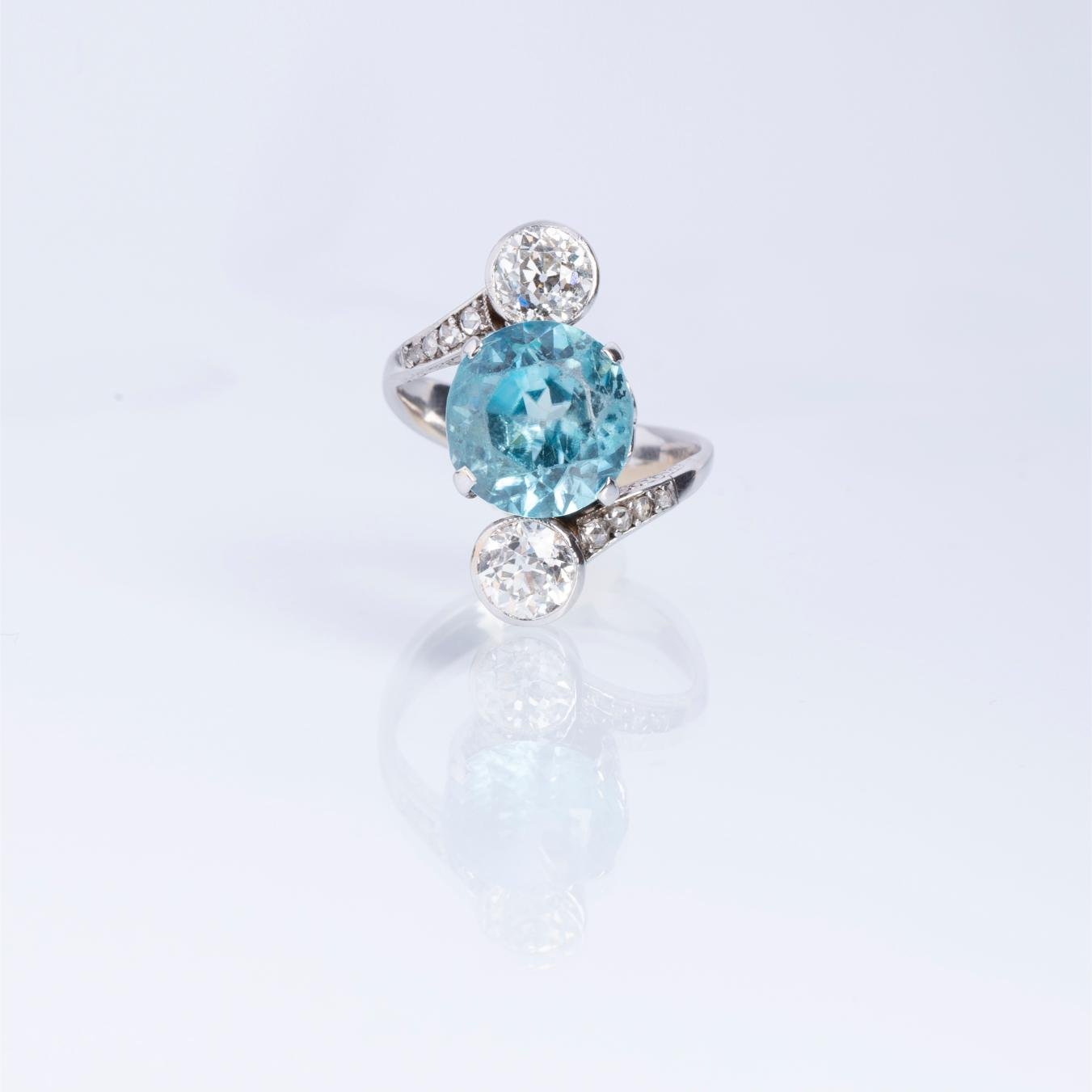 Anillo oro 18 K blanco, topacio y diamantes