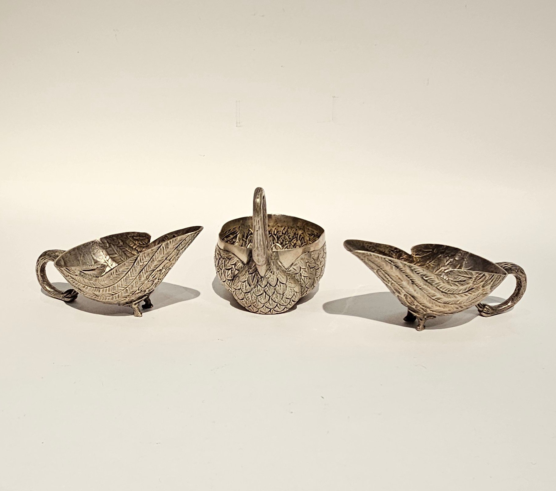 Tres pequeñas salseras mexicanas en plata