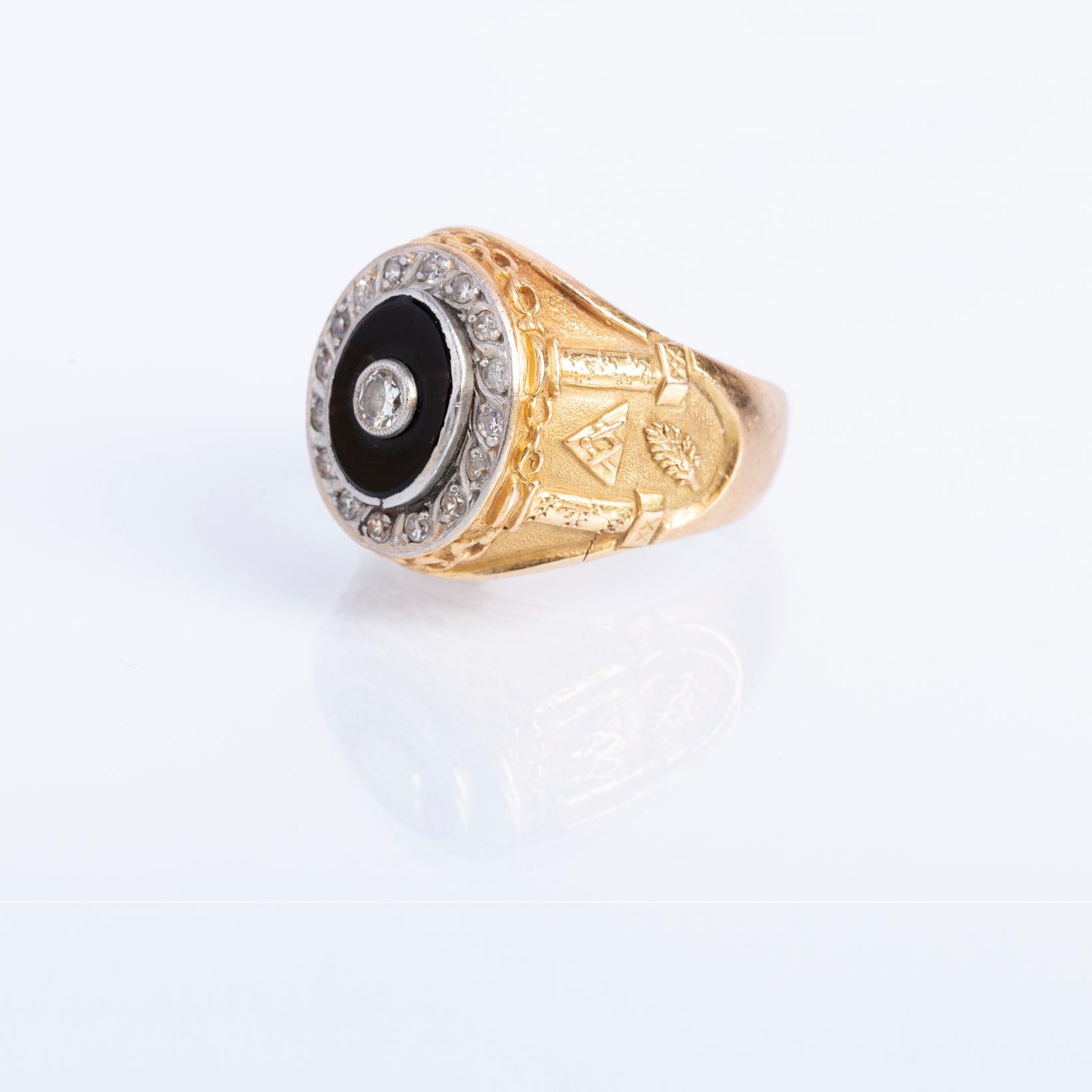 Anillo masónico oro 18 K amarillo y blanco, ónix, y diamantes