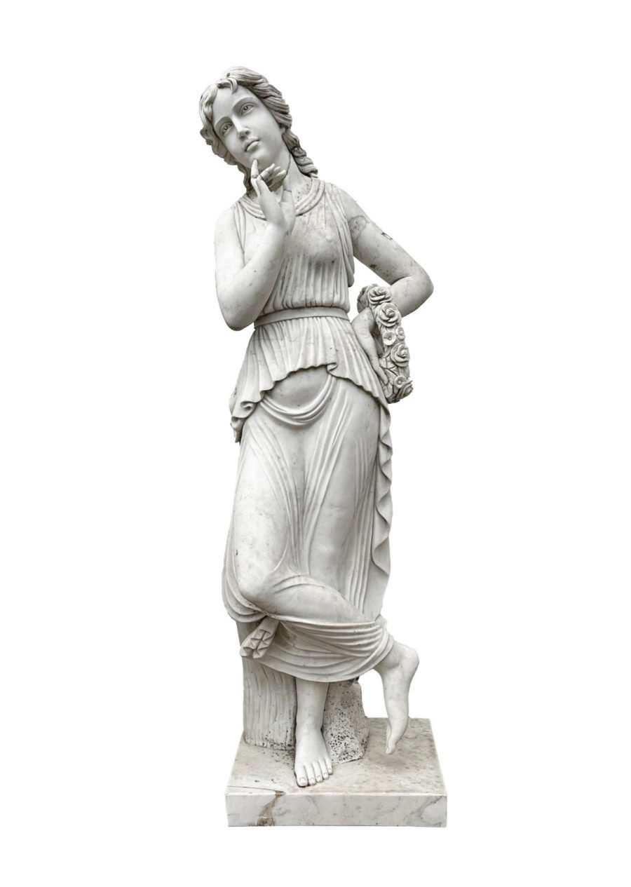 Escultura en mármol "Dama con flores"