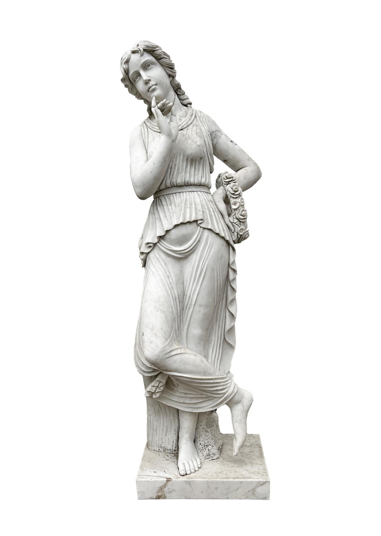 Escultura en mármol "Dama con flores"