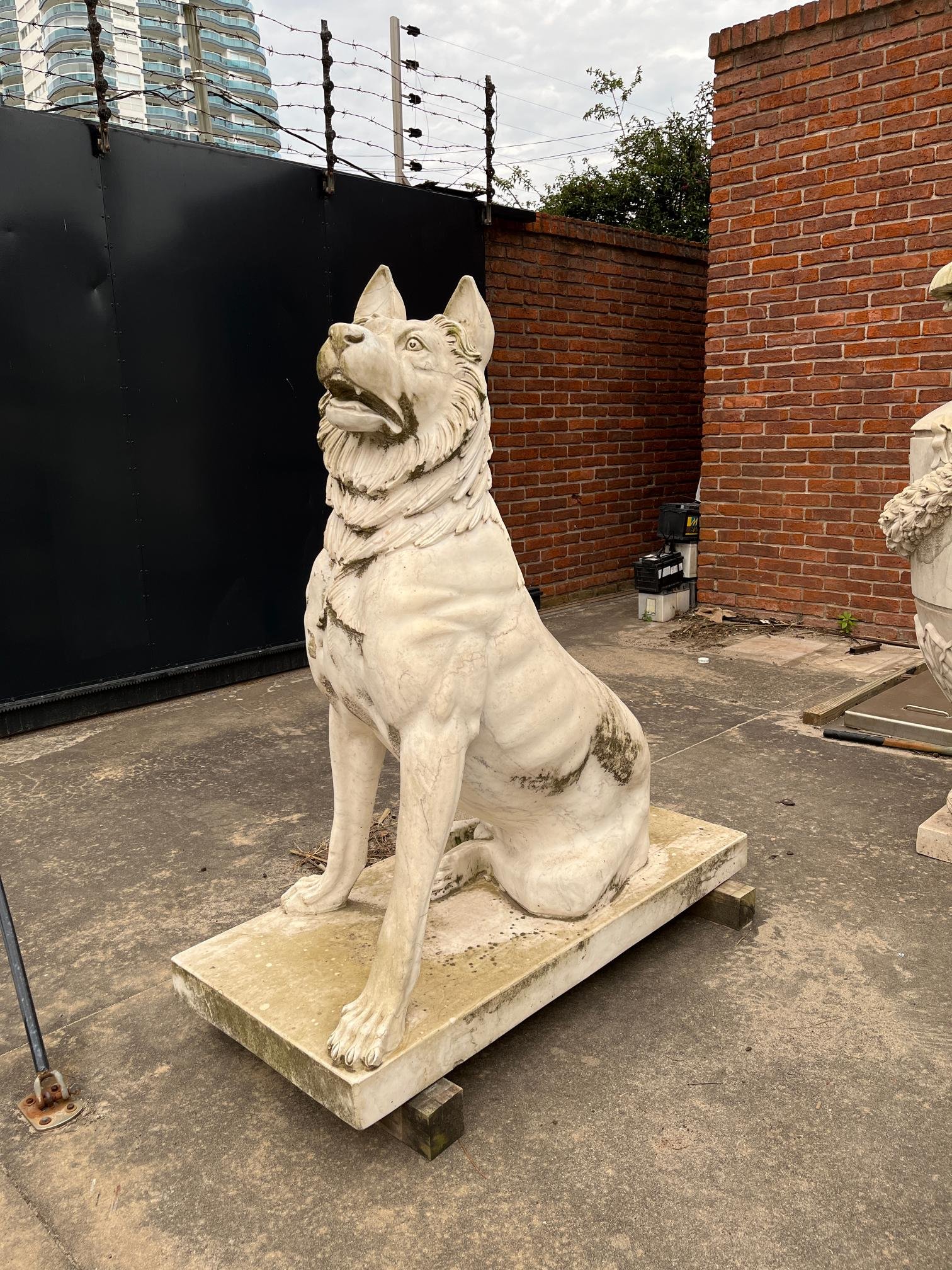 Escultura en mármol "Perros guardianes"