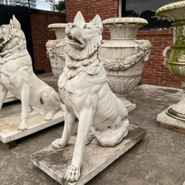 Escultura en mármol "Perros guardianes"