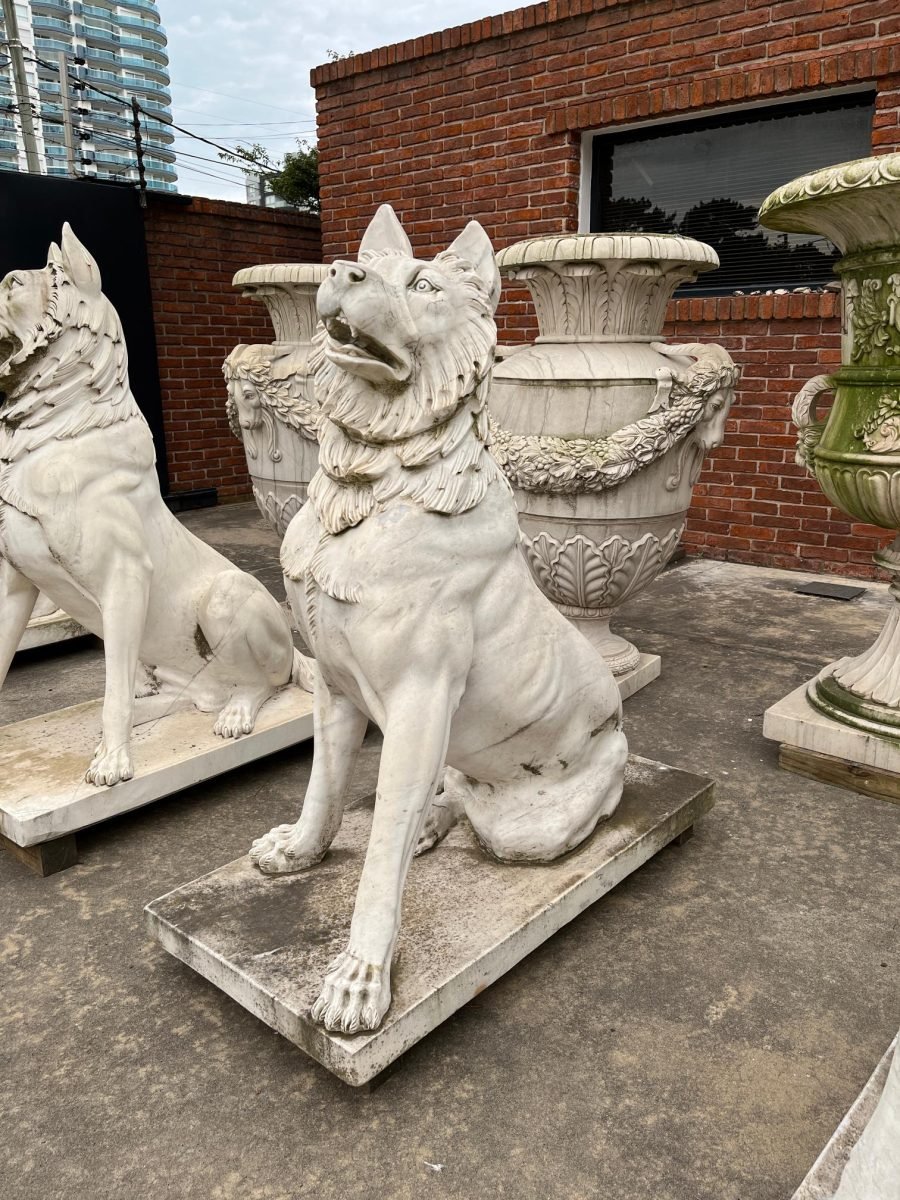 Escultura en mármol "Perros guardianes"