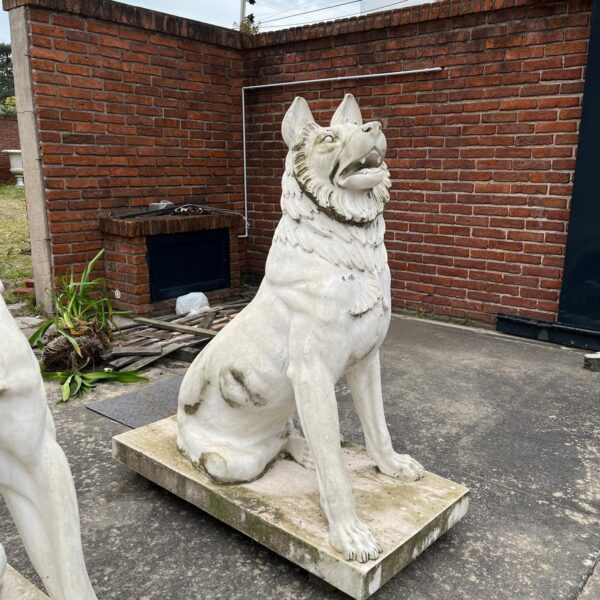 Escultura en mármol "Perros guardianes"