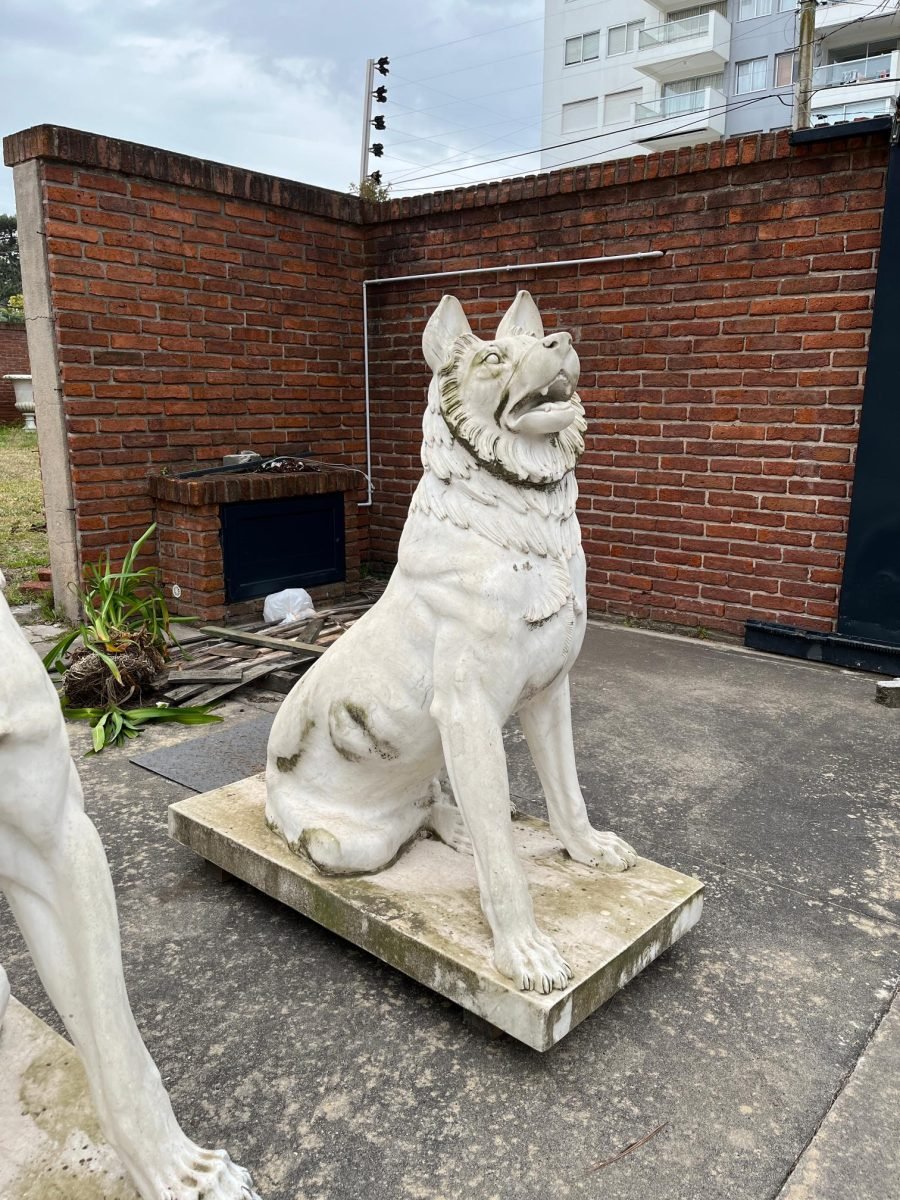 Escultura en mármol "Perros guardianes"
