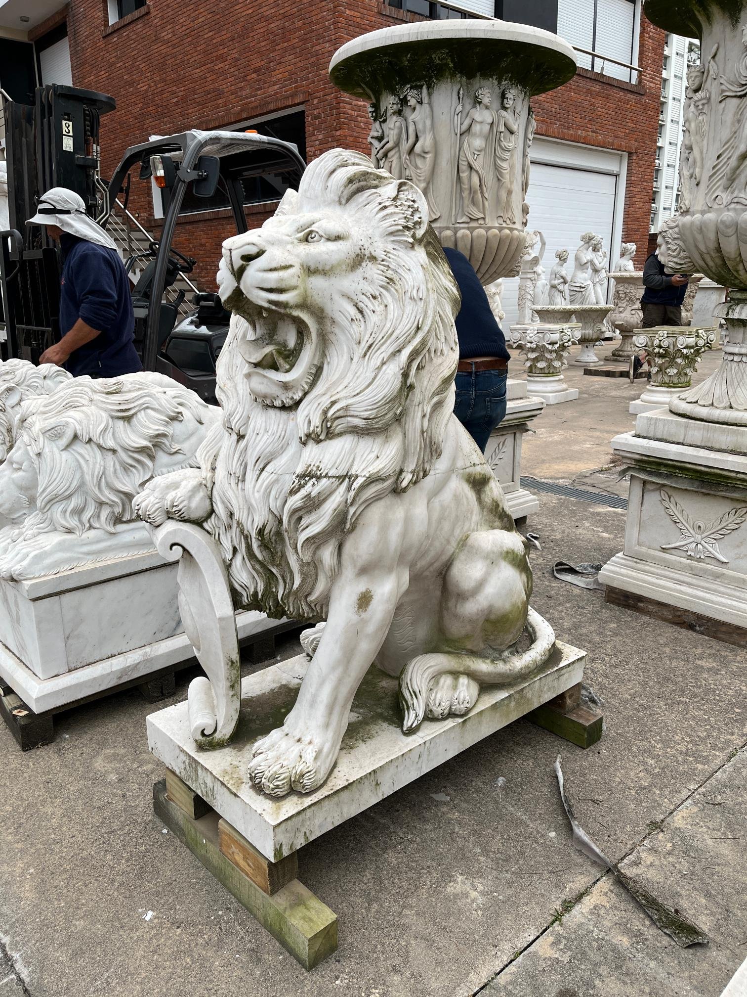 Escultura en mármol "Leones Marzocco"