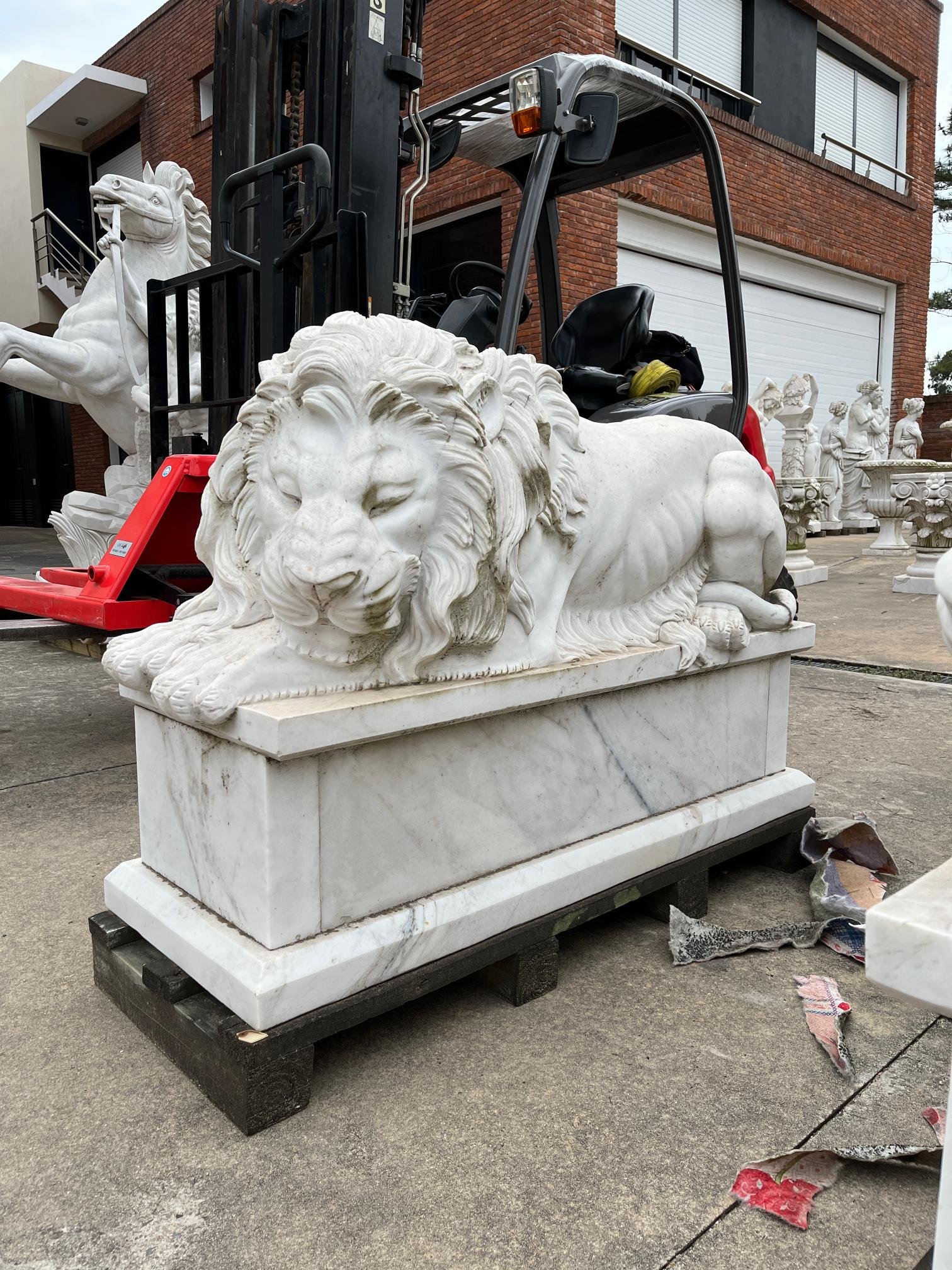 Escultura en mármol "Leones durmientes"
