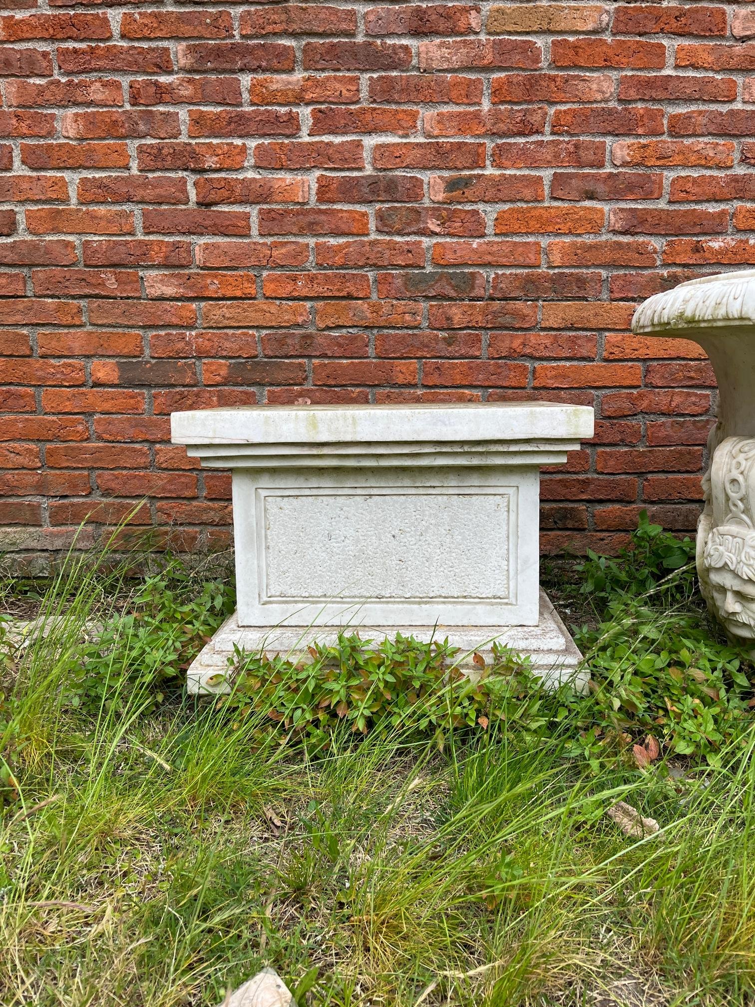 Pedestal en mármol