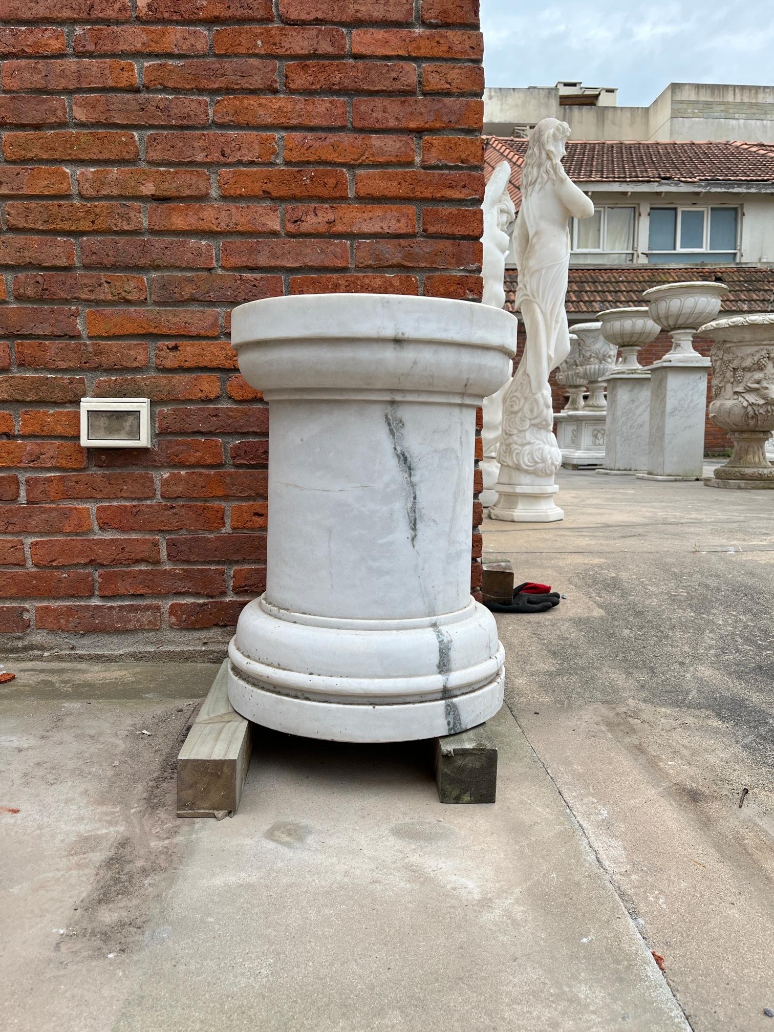 Pedestal en mármol