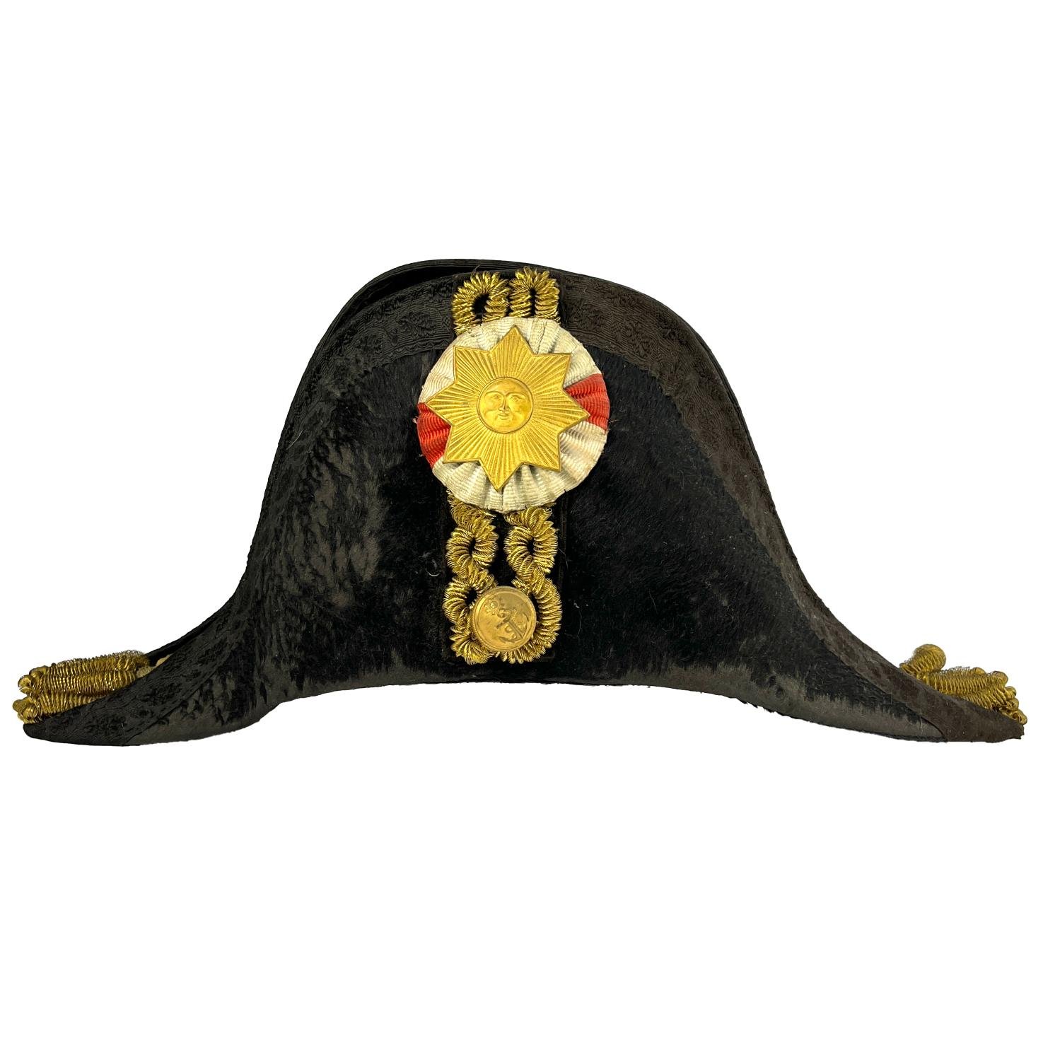 Sombrero bicornio y charretera de la Armada uruguaya