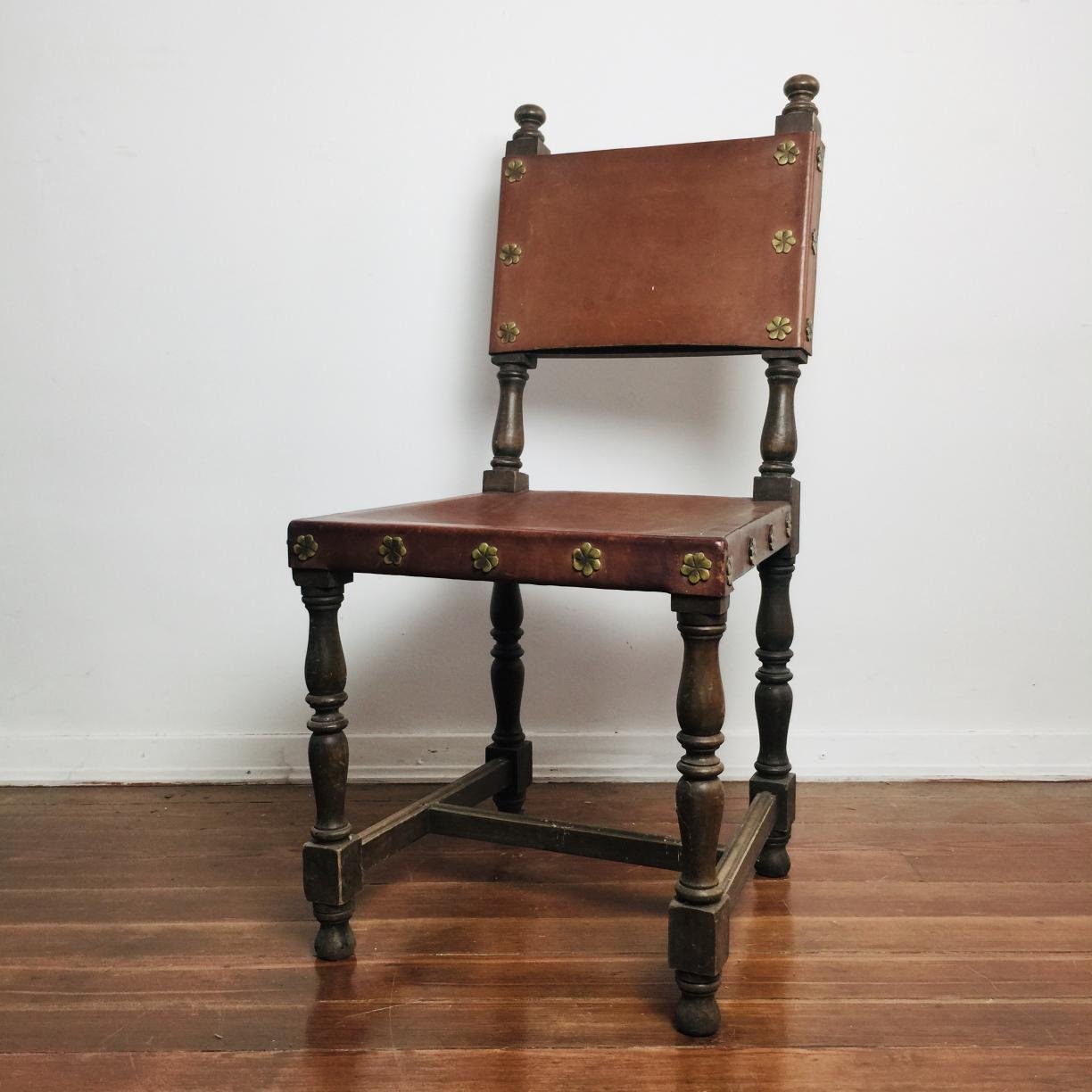 Cuatro sillas en madera y cuero