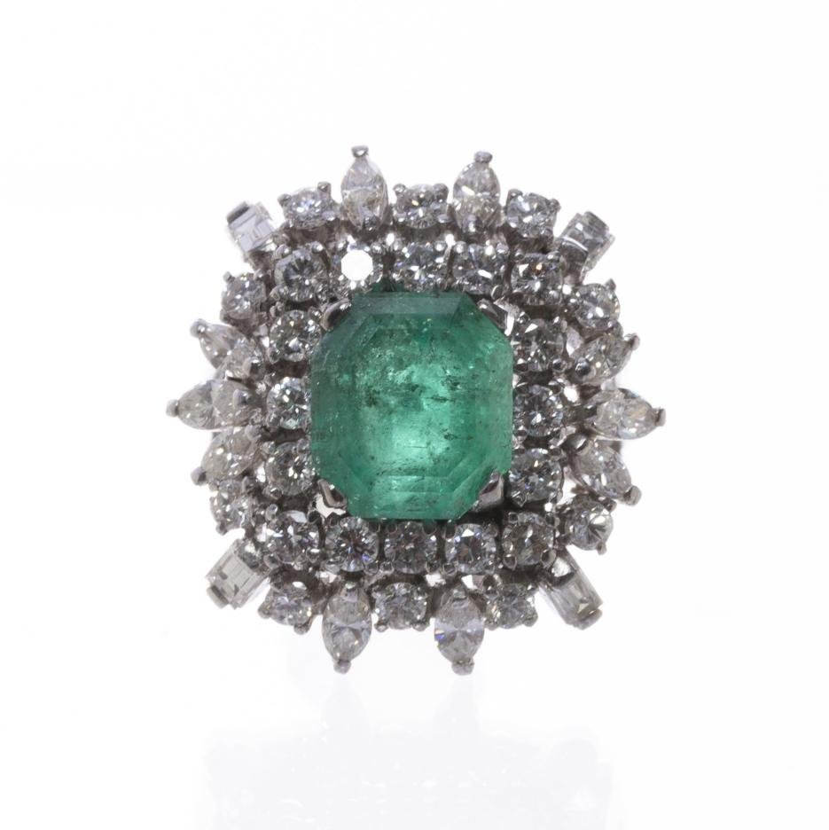 Anillo en oro 18 K con esmeralda, brillantes y diamantes
