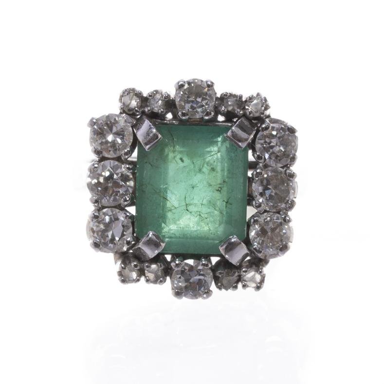 Anillo en oro 18 K con esmeralda, brillantes y diamantes