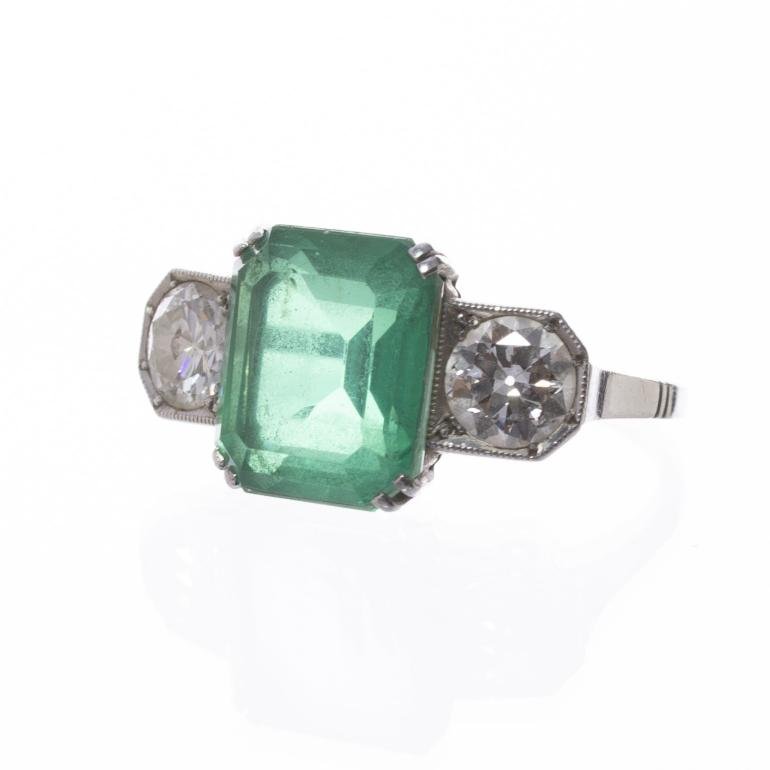 Anillo en oro 18 K con esmeralda y brillantes