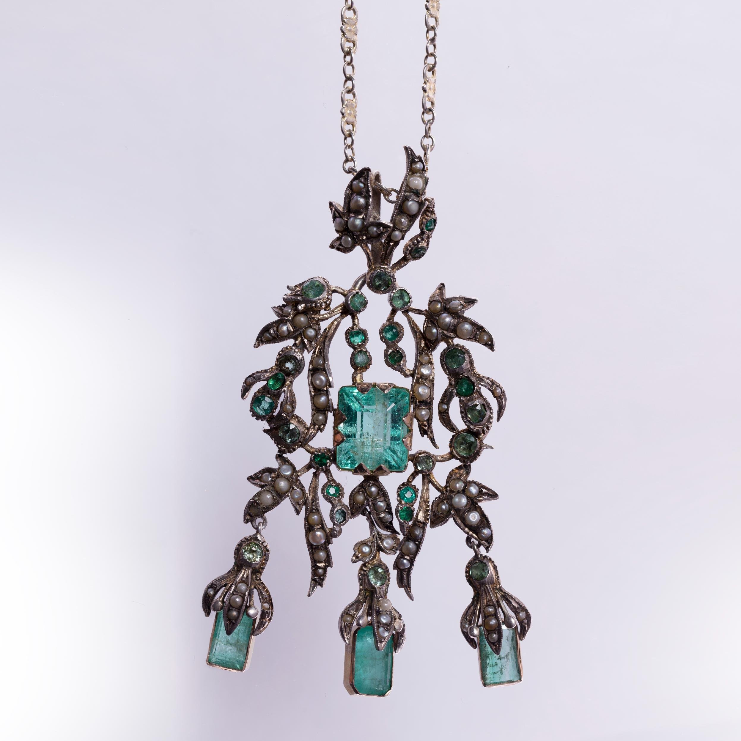 Colgante s. XVIII en plata con perlas y esmeraldas