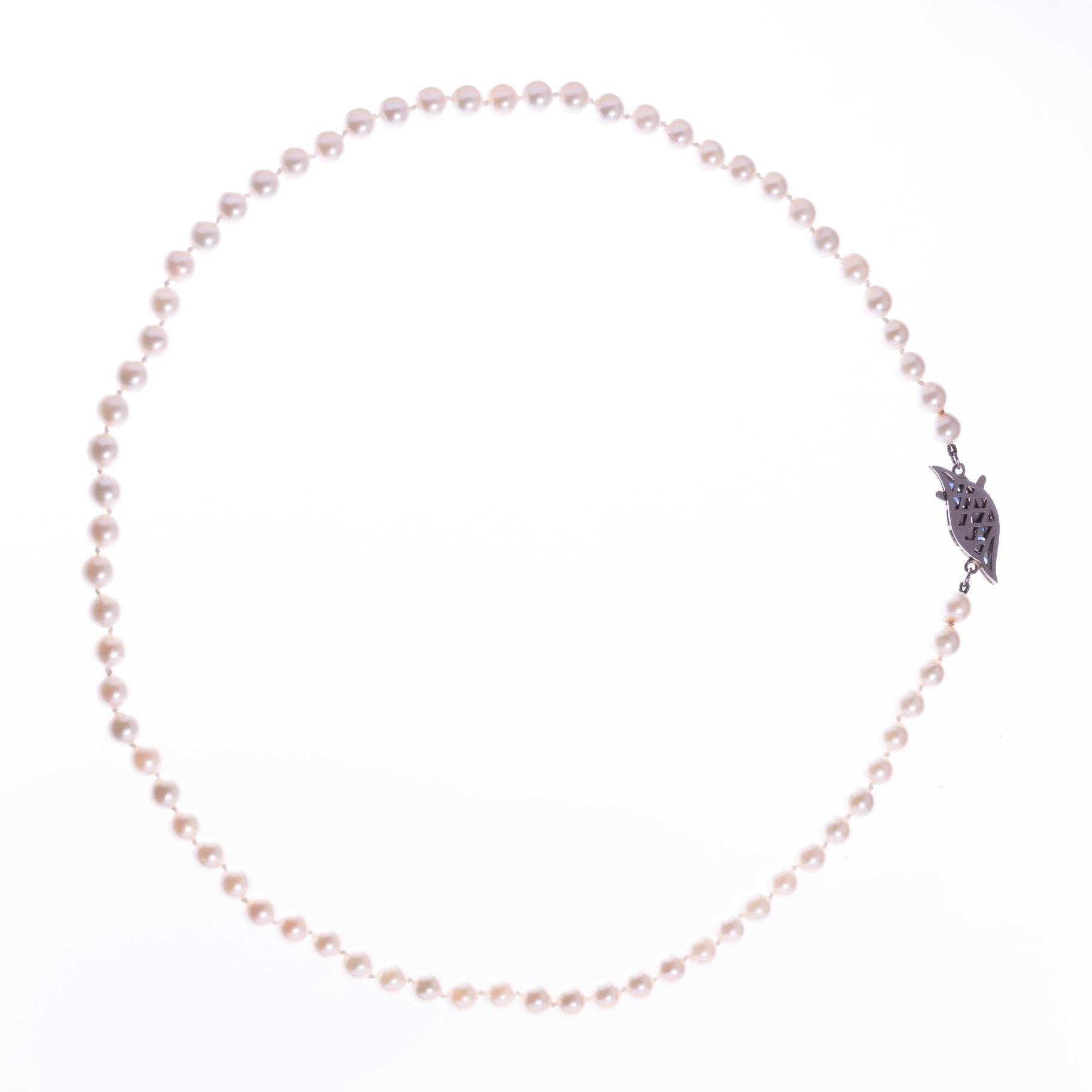 Collar de perlas, oro 18 K y zafiros