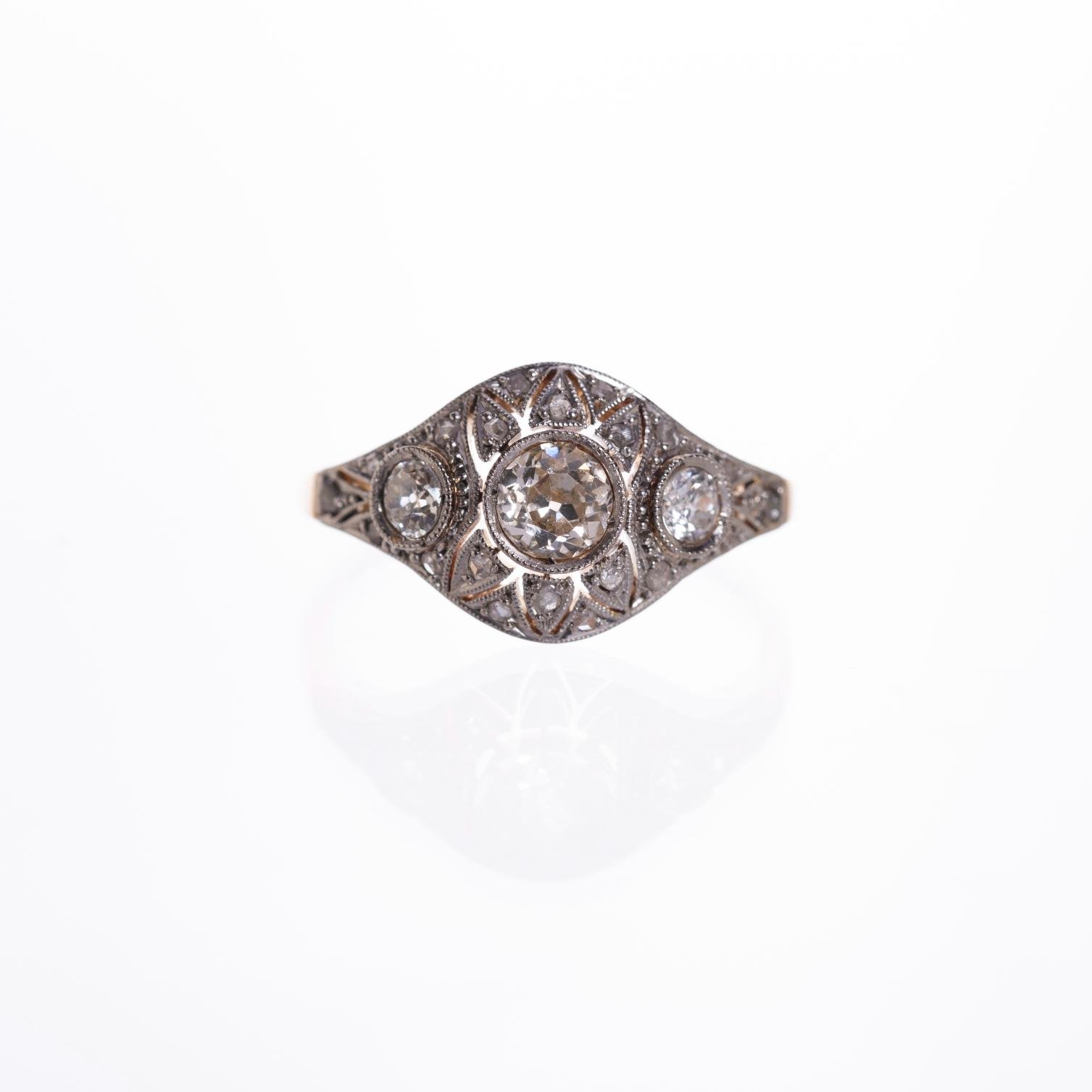 Anillo art decó en oro 18 K, diamantes y brillantes