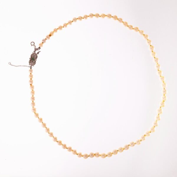 Collar de perlas, oro 18 K, esmeraldas y diamantes