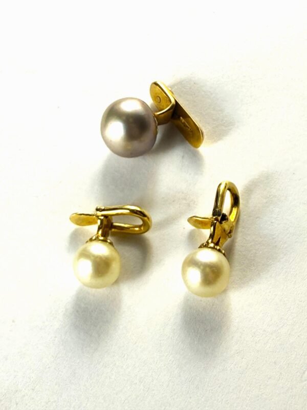 Tres botones en oro 18 K y perlas