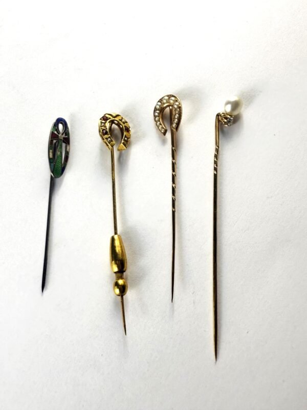 Cuatro alfileres en oro y plata