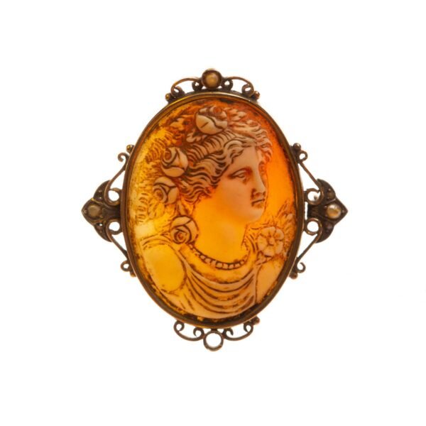 Prendedor en camafeo, oro y perlas