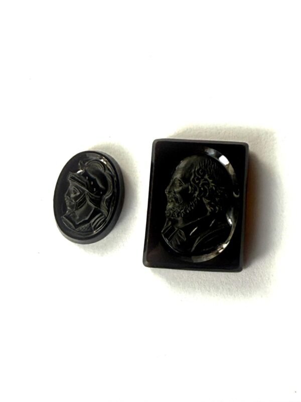 Dos ágatas talladas