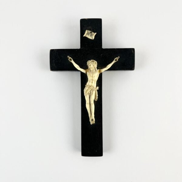 Crucifijo en marfil y madera