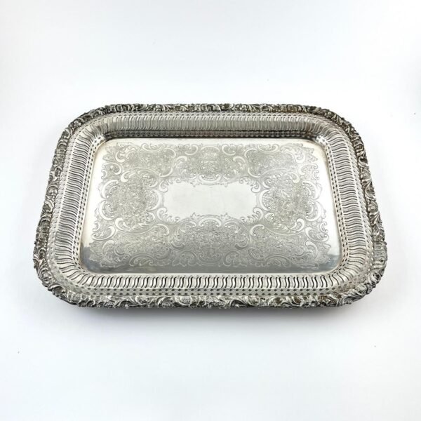 Tres bandejas en metal plateado