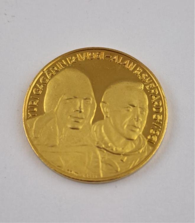 Medalla de oro Yuri Gagarin y Alan Shepard astronautas - Imagen 2